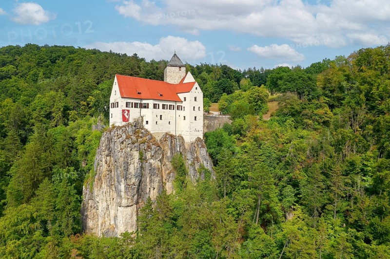 Prunn Castle, hilltop castle, first mentioned in 1037, stands on steep limestone cliff on Main-Danube Canal, Schlossprunn, district of Riedenburg town, Altmühltal, Lower Bavaria, Bavaria, Germany, Europe