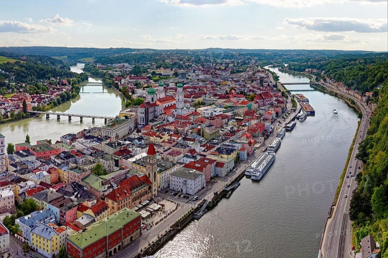 Left Innstadt, Inn, Marienbrücke, centre Old Town with Town Hall, Rathausplatz, St. Stephan's Cathedral, right B12, Angerstraße, aerial view, Dreiflüssestadt Passau, independent university town, administrative district Lower Bavaria, Eastern Bavaria, Bavaria, Germany, Europe