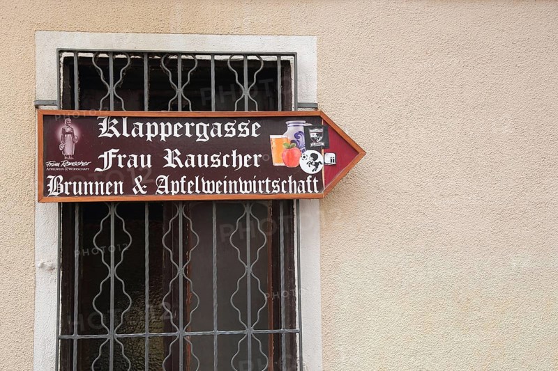 Sign and signpost to Frau Rauscher Apfelwein Lokal, Klappergasse, Alt-Sachsenhausen, Sachsenhausen, Main, Frankfurt, Hesse, Germany, Europe