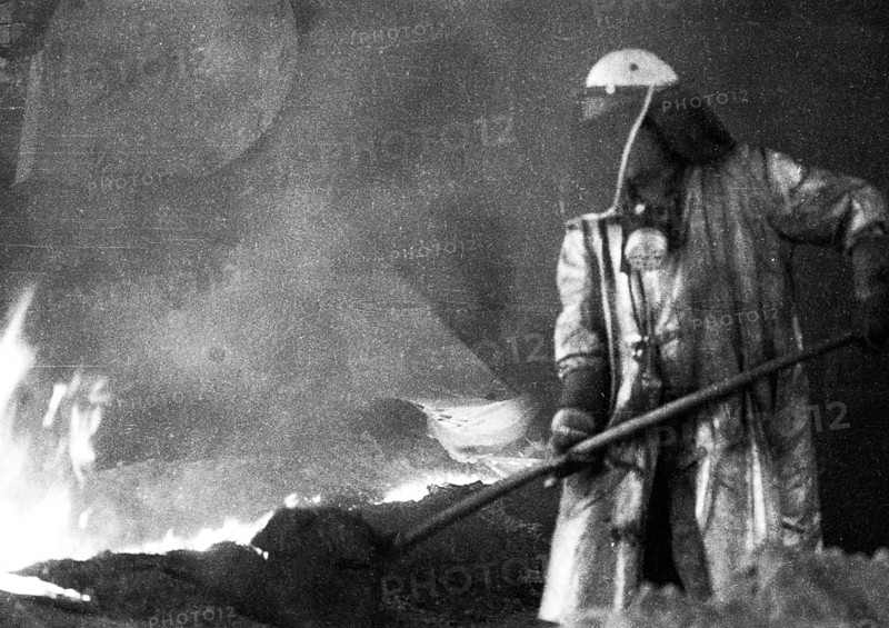 The work of the steelworkers, like here on 31 August 1971 at the Mannesmann-Huettenwerke in Duisburg, is a hard job, Germany, Europe
