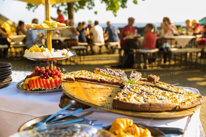 Morning picnic high above the Elbe valley, Königstein Fortress. The champagne breakfast is served in the morning light on the Blitzeichen plateau with a view of the Lilienstein and the Elbe