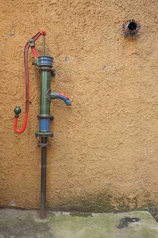 Mechanical pumping well with pipe and water pipe, old, lever, mechanical, Rüdesheim, Rheingau, Taunus, Hesse, Upper Middle Rhine Valley, Germany, Europe