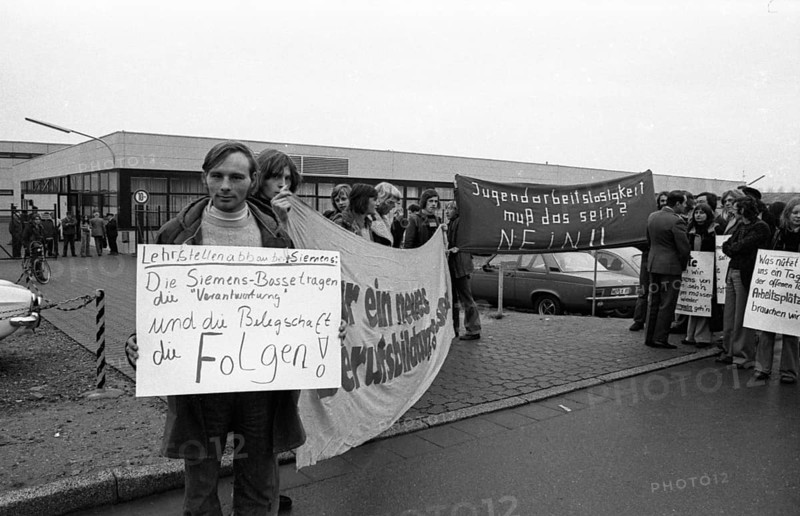 Apprentices of the Siemens company, called by the SDAJ, demonstrated on 23.11.1974 in Kamp-Lintfort against the reduction of apprenticeships and youth unemployment in front of the factory gate, DEU, Germany, Kamp, Europe