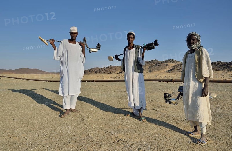 Gold seekers with metal detectors, near Abu Sara, Nubia, Sudan, Africa
