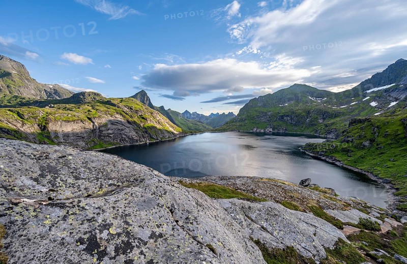 Mountain landscape with lake Tennesvatnet, at sunrise, Moskenesøya, Lofoten, Nordland, Norway, Europe