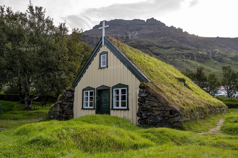 Hofskirkja church with grass roof and grass-covered graves, Öræfi region, South Iceland, Iceland, Europe