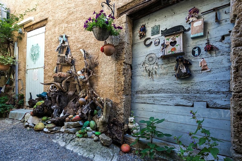 Curiosities, crime scene in an alley in Esparron-de-Verdon, Provence-Alpes-Côte d'Azur, Provence, France, Europe