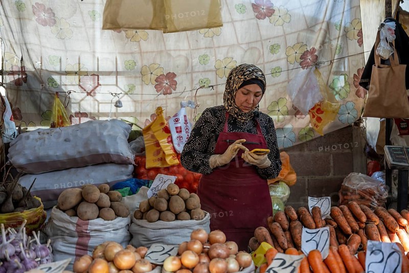 Vendors selling vegetables, vegetable stall, Osh Bazaar, Bishkek, Kyrgyzstan, Asia