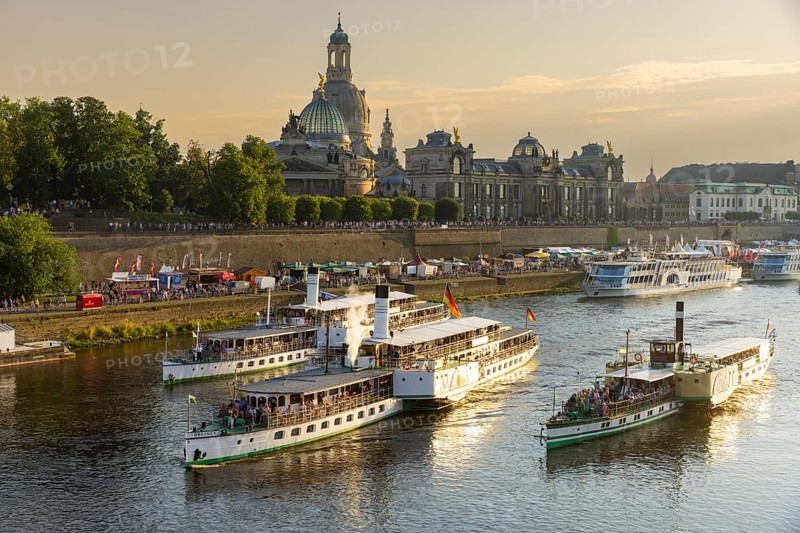 Caneletto the Dresden city festival, steamboat parade on the Elbe