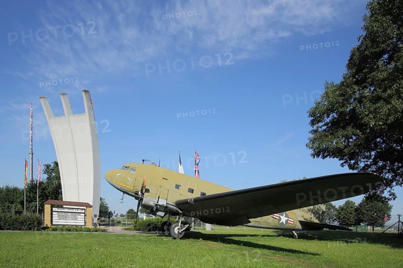 Airlift Monument with Propeller Aircraft Raisin Bomber Douglas C-47 Dakota, Aircraft, Monument, Airlift, RhineMain Regional Park, Airport, Main, Frankfurt, Hesse, Germany, Europe