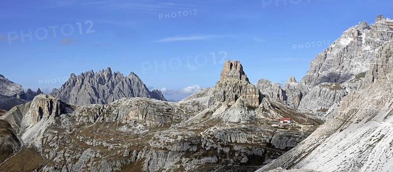 Mountain refuge Dreizinnenhütte, Rifugio Antonio Locatelli in front of the mountain Torre di Toblin, Toblinger Knoten in the Dolomites, Tyrol, Italy, Europe