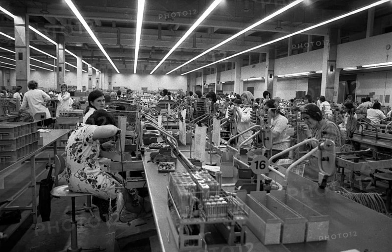 The production of electronic devices by female workers at the Siemens company on 23.11.1974 in Kamp-Lintfort, DEU, Germany, Kamp, Europe