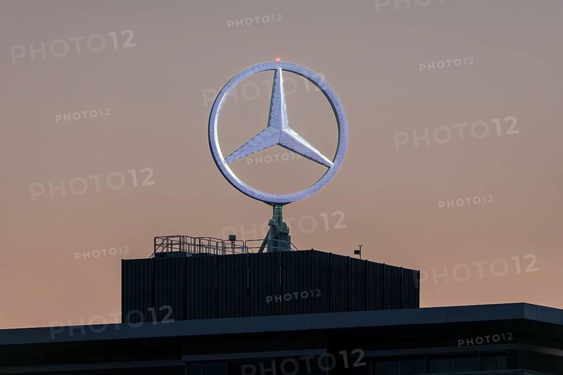 Merdedes star, Daimler, Mercedes-Benz, Group headquarters, Illuminated, Stuttgart-Untertürkheim, Baden-Württemberg, Germany, Europe