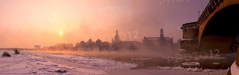 Dresden, morning fog over the Elbe. With temperatures as low as 20 degrees below zero, the Elbe offered a special natural spectacle in the winter of 2012