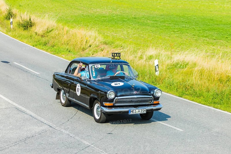 A drive for vintage vehicles. Skilful handling of the vehicle, finding the route by means of the road book and consistent driving style will be assessed. The route, time and drive-through checks as well as special stages are determined by the road book and the boarding card. GAZ Volga M21 1968