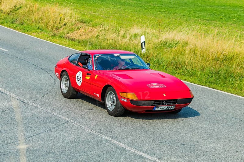 A drive for vintage vehicles. Skilful handling of the vehicle, finding the route by means of the road book and consistent driving style will be assessed. The route, time and drive-through checks as well as special stages are determined by the road book and the boarding card. Ferrari Daytona 1971