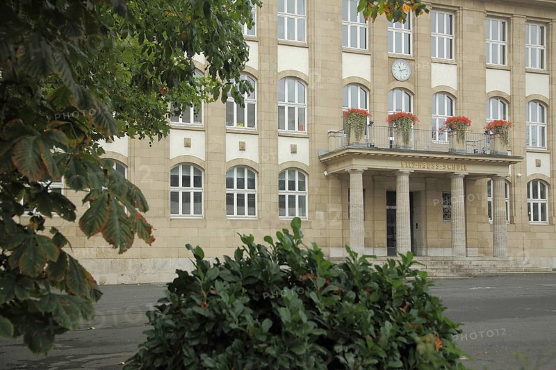 Inner courtyard and entrance to the Elly-Heuss School Gymnasium built in 1916, Platz der deutschen Einheit, Wiesbaden, Taunus, Hesse, Germany, Europe