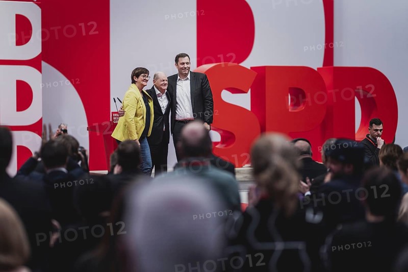 (L-R) Saskia Esken, SPD-Parteivorsitzende, Olaf Scholz (SPD), Bundeskanzler, und Lars Klingbeil, SPD-Parteivorsitzender, aufgenommen im Rahmen des Bundesparteitags der Sozialdemokratischen Partei Deutschland (SPD) in Berlin, 09.12.2023. Von Freitag bis S