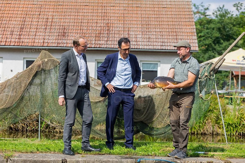 Federal Minister of Food and Agriculture, Cem Özdemir, visits the Karsten Ringpfeil pond farm in Königswartha together with Saxony's Minister of Agriculture, Wolfram Günther