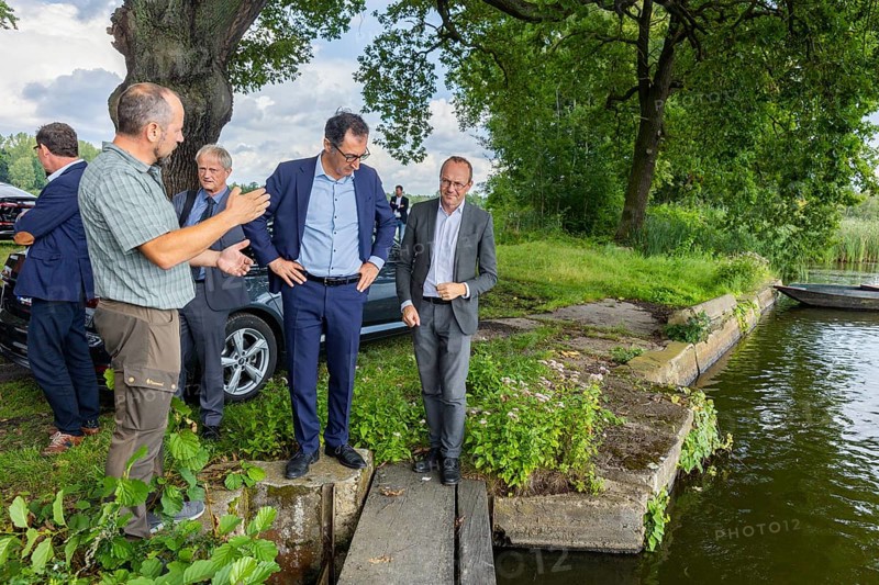 Federal Minister of Food and Agriculture, Cem Özdemir, visits the Karsten Ringpfeil pond farm in Königswartha together with Saxony's Minister of Agriculture, Wolfram Günther