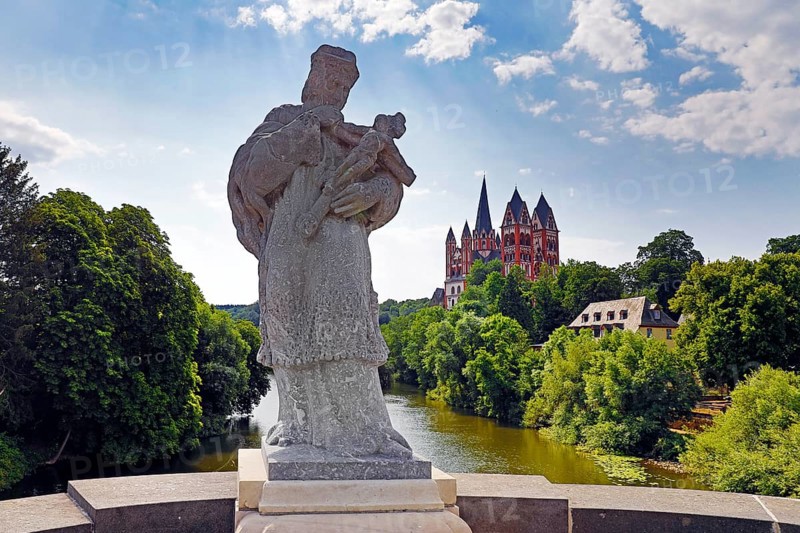 Statue of the bridge saint Nepomuk on the Old Lahn Bridge with Limburg Cathedral St. George, Limburg an der Lahn, Hesse, Germany, Europe
