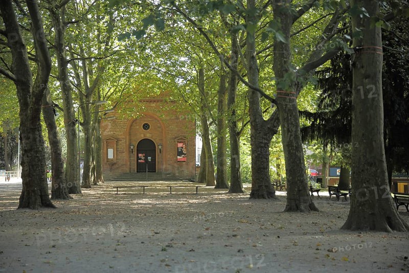 Orangery and avenue with plane trees in Günthersburgpark, Bornheim, Main, Frankfurt, Hesse, Germany, Europe