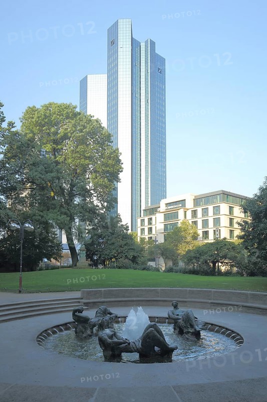 Sculpture and fountain Marshallbrunnen by Toni Stadler 1968 and skyscraper Deutsche Bank Soll und Haben 158m, tower, figures, modern, art, Taunusanlage, city centre, Main, Frankfurt, Hesse, Germany, Europe