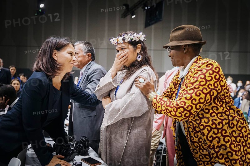 (L-R) Annalena Baerbock (Buendnis 90 Die Gruenen), Bundesaussenministerin, gemeinsam mit der Delegation der Marshall Islands aufgenommen im Rahmen der finalen Sitzung im Plenum der COP28 in Dubai, 13.12.2023