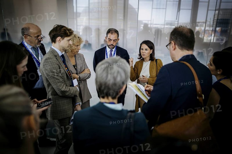 Annalena Baerbock (Buendnis 90 Die Gruenen), Bundesaussenministerin, Jennifer Lee Morgan, Staatssekretaerin und Sonderbeauftragte fuer internationale Klimapolitik im Auswaertigen Amt besprechen sich mit Vertretern der EU, im Rahmen der COP28 in Dubai, 10