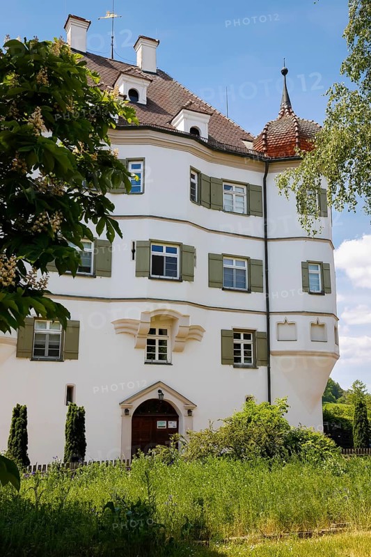 Bernstadt Castle, entrance, door, today municipal administration and local history museum, symmetrical baroque building, historical building, architecture, white facade, windows, turrets, shutters, roof tiles, Bernstadt, Baden-Württemberg, Germany, Europe