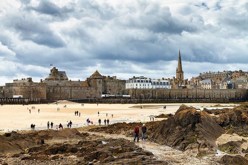 View of the city wall and cathedral from the Fort National, walkers on the beach, Saint-Malo, Emerald Coast, Côte d'Émeraude, Brittany, France, Europe