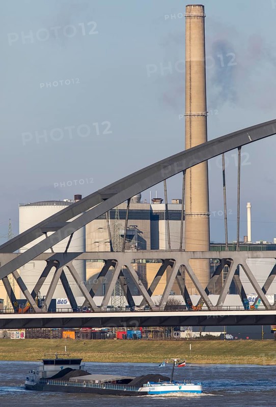 Freighter on the Rhine near Düsseldorf, regional railway, railway bridge near Düsseldorf-Hamm, Lausward power station
