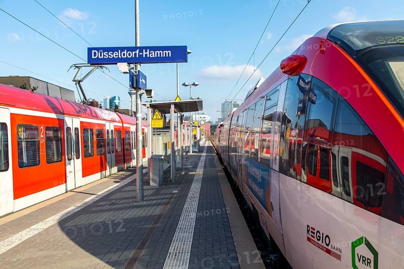 S-Bahn station, Düsseldorf-Hamm stop, Düsseldorf city centre skyline, Media Harbour, local train