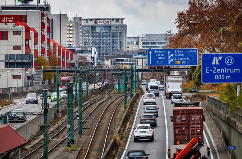Motorway A40, Ruhrschnellweg, in Essen, route through the city centre, is affected by a possible diesel driving ban, Skyline, Essen, North Rhine-Westphalia, Germany, Europe