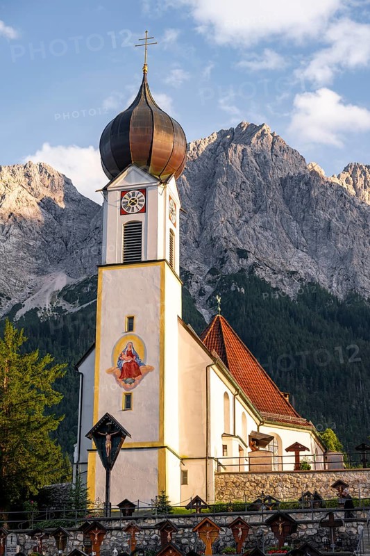 Cemetery and church of St. John the Baptist, mountain peak of the Wetterstein Mountains at the back, Grainau, Bavaria, Germany, Europe