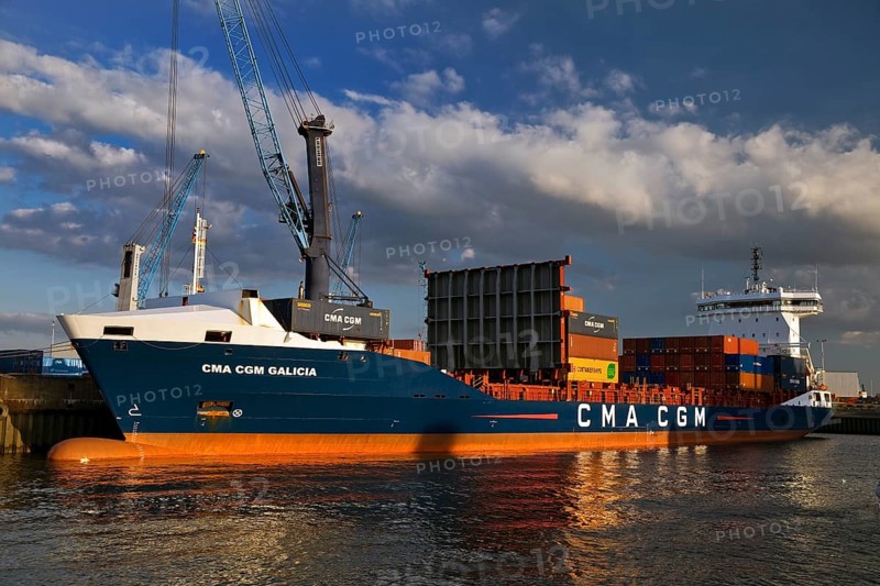 Container ship loading in Steinwerder Harbour at the South-West Terminal, Norderelbe, Hamburg, Germany, Europe