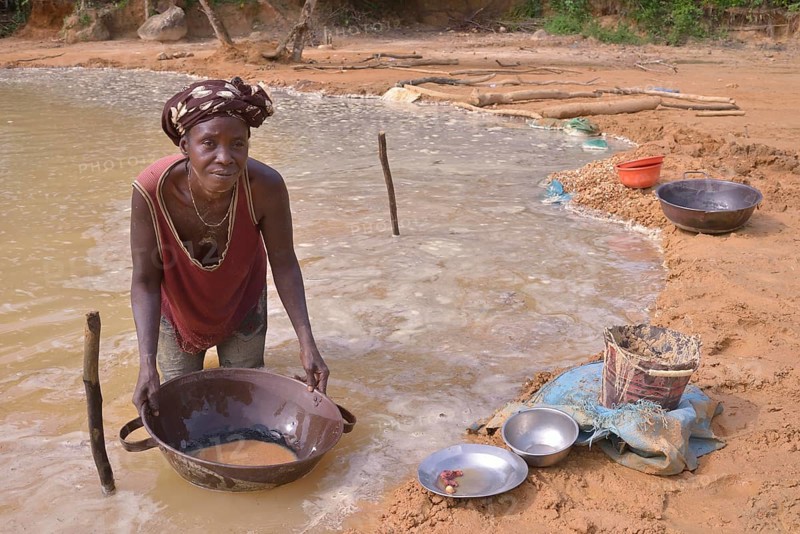 Female gold panner near Koidu, Kono District, Eastern Province Region, Sierra Leone, Africa