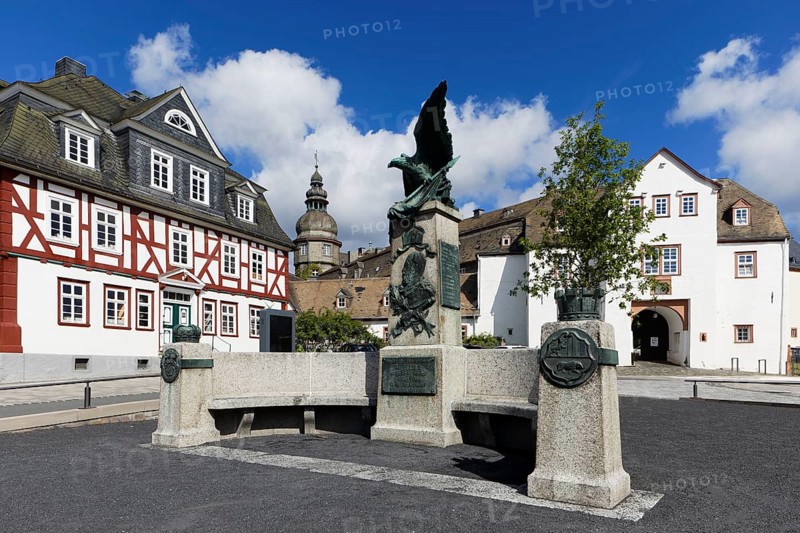 Monument to Kaiser Wilhelm I and the fallen in World War I, half-timbered house on the left, Berleburg Castle in the back, ancestral seat of the family zu Sayn-Wittgenstein-Berleburg, Goetheplatz, Bad Berleburg, climatic health resort, Wittgensteiner Land, Siegen-Wittgenstein district, North Rhine-Westphalia, Germany, Europe