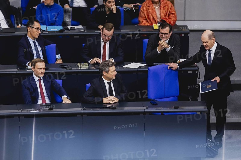 (R-L) Olaf Scholz (SPD), Bundeskanzler, Robert Habeck (Buendnis 90 Die Gruenen), Bundesminister fuer Wirtschaft und Klimaschutz und Vizekanzler, und Christian Lindner (FDP), Bundesminister der Finanzen, aufgenommen im Rahmen einer Sitzung des Deutschen B