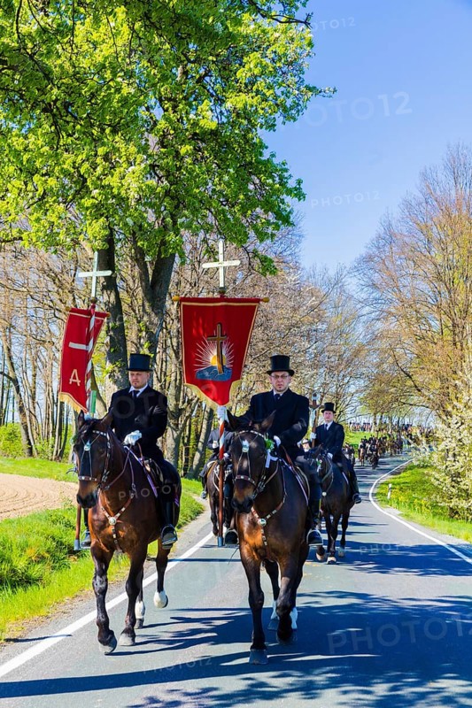 Every year at Easter there are about 5 processions in Lusatia, each with about 200 riders. The Catholic Church continues old Sorbian rites here. Thousands of spectators watch the impressive cavalcades