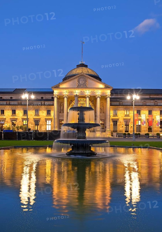 Illuminated spa hotel and Casino in the evening with cascade fountain, Wiesbaden, Hesse, Germany, Europe
