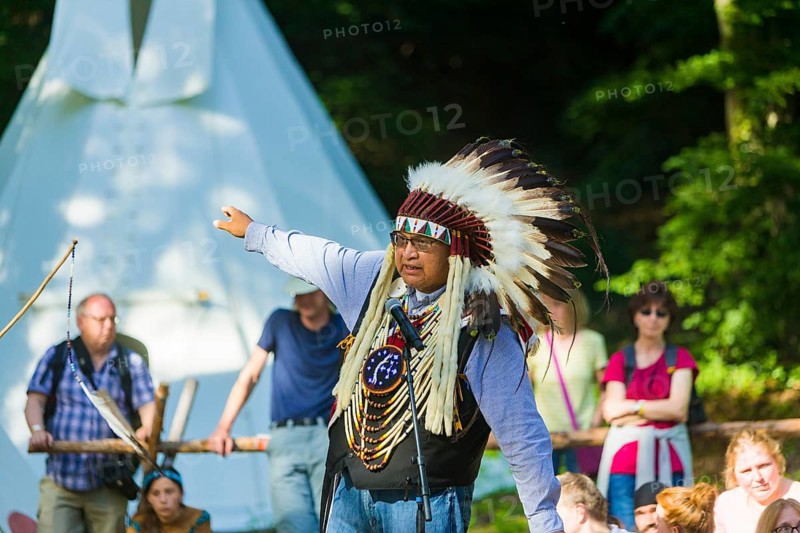 The Karl May Festival has been held every year since 1991 on a weekend in May in the Lössnitzgrund Radebeul in memory of the writer Karl May. About 30, 000 guests come to the festival every year. Presentation of the Oglala Lakota Nation