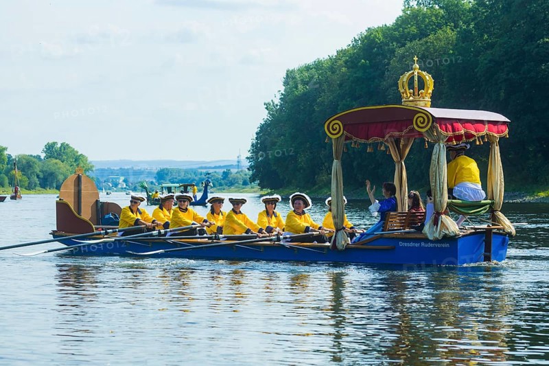 Pleasure gondolas in 1719 The 300th anniversary of the prince's wedding in 1719 was celebrated in Dresden with a historic water parade on the Elbe. Thousands were present when the convoy of replicas of historic gondolas set off for Dresden. The water parade, themed Lustgondeln anno 1719, commemorated the journey of the young couple, Saxony's Elector Prince Friedrich August and Emperor's daughter Archduchess Maria Josepha of Austria. He had long struggled for the union. After the wedding, a