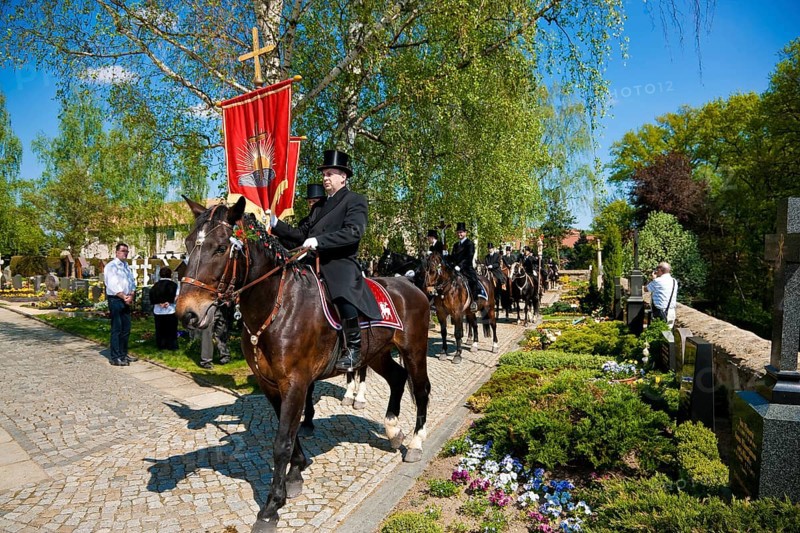 Every year at Easter there are about 5 processions in Lusatia, each with about 200 riders. The Catholic Church continues old Sorbian rites here. Thousands of spectators watch the impressive cavalcades