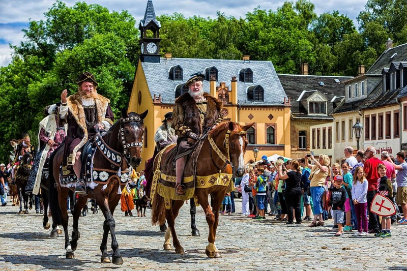 Lively princely procession in Rochlitz