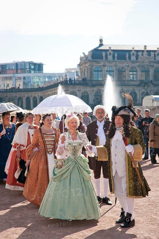 Baroque performers in the Zwinger, the tradition of past festivities and court ceremonies at the Saxon court, is cultivated today in associations