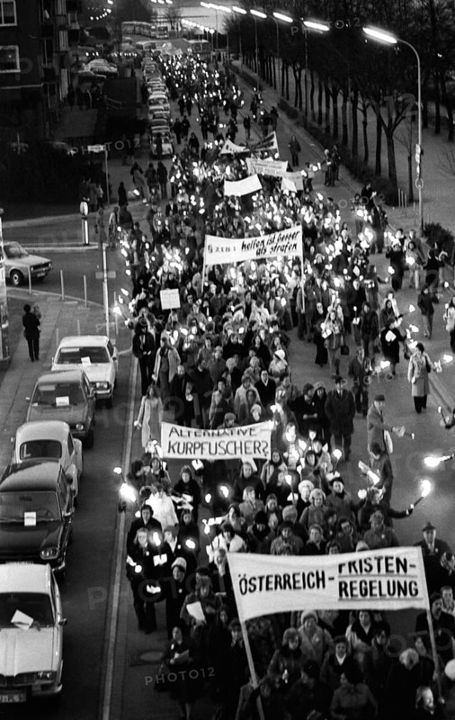 The woman's protests of the SPD, DGB and DKP against the abortion paragraph 218 on 26.2.1975 in Bonn, Germany, Europe