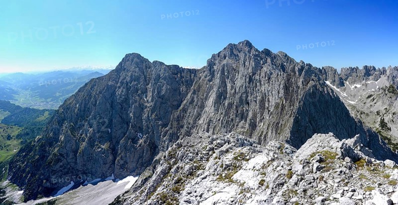 View from the summit of Lärchegg to Maukspitze and Ackerlspitze in the Wilder Kaiser, Tyrol, Austria, Europe