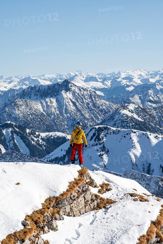 Ski tourers in front of snow-covered mountain peaks, mountain panorama, summit of Schafreuter, Karwendel, Tyrol, Austria, Europe