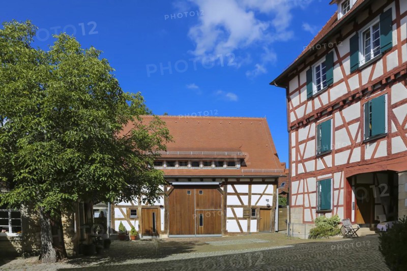Gomaringen Castle, castle courtyard, paving stones, windows, green shutters, former parish residence of Johann Ulrich Schwindrazheim, Gustav Schwab Museum, former aristocratic residence, historic building, former castle, three-storey half-timbered building, architecture, Gomaringen, Baden-Württemberg, Germany, Europe